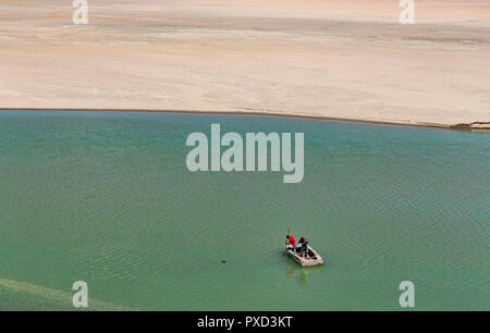 Die lokalen Fischer in einem kleinen Boot am wunderschönen See, Yashilkul Bulunkul, Pamir, Gorno Badachschan Autonome Region, Tadschikistan Stockfoto