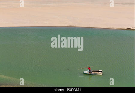 Die lokalen Fischer in einem kleinen Boot am wunderschönen See, Yashilkul Bulunkul, Pamir, Gorno Badachschan Autonome Region, Tadschikistan Stockfoto