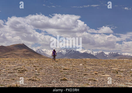 Trekker mit afghanischen Große Pamir im Hintergrund, Jarty Gumbez, Pamir, Gorno Badachschan Autonome Region, Tadschikistan Stockfoto
