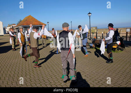 Morris Tänzerinnen in Watchet Hafen, Somerset, Großbritannien Stockfoto