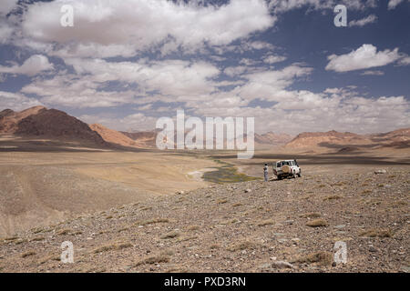 Toyota Landcruiser, die in der Aussicht auf die südliche Alichur Bereich über Jarty Gumbez Jagdschloss, Pamir, Tadschikistan Stockfoto
