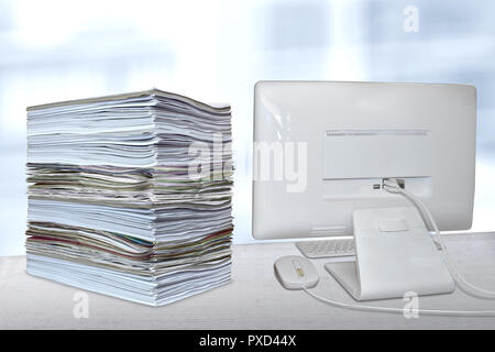 Stapel Papier Stapel Datei office Schreibtisch PC-Computer Stockfoto