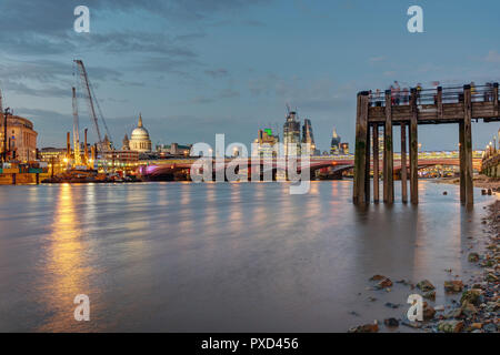 Eine alte Pier, der St. Pauls Kathedrale, Blackfriars Bridge und die Innenstadt von London in der Dämmerung Stockfoto