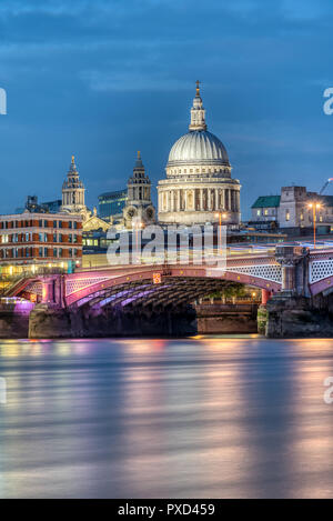 Die St Paul's Kathedrale, der Blackfriars Bridge in London in der Dämmerung Stockfoto