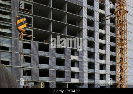 Großflächige Bau einer modernen Gebäude mit einem Kran in den Vordergrund, Böden und Wände schaffen Rhythmen im Foto Stockfoto