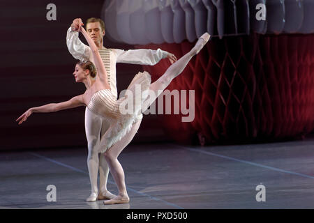 St. Petersburg, Russland - Dezember 16, 2015: Akteure in einer Szene des Ballett der Nussknacker auf der Bühne der Mikhailovsky-theater während des Schließvorgangs cer Stockfoto