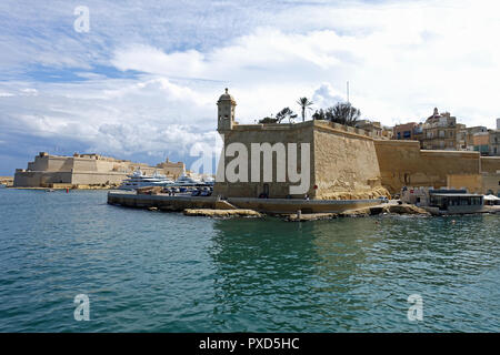 La Gardjola Gärten und Bastion, Senglea, Grand Harbour, Malta, mit Fort St. Angelo jenseits Stockfoto