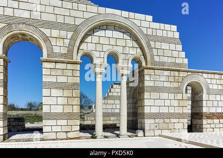 Ruinen der großen Basilika in der Nähe der Hauptstadt des Ersten Bulgarischen Reiches Pliska, Bulgarien Stockfoto