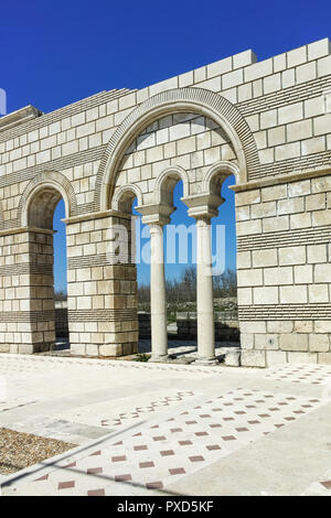 Ruinen der großen Basilika in der Nähe der Hauptstadt des Ersten Bulgarischen Reiches Pliska, Bulgarien Stockfoto