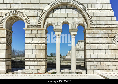 Ruinen der großen Basilika in der Nähe der Hauptstadt des Ersten Bulgarischen Reiches Pliska, Bulgarien Stockfoto