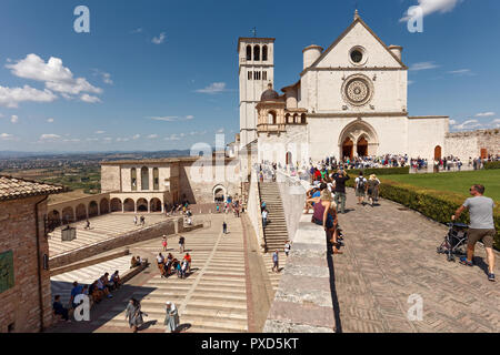 Assisi, Italien - 16 August, 2018: die Menschen zu Fuß an der Päpstlichen Basilika des Heiligen Franziskus von Assisi. Der Basilika und den anderen Franziskanischen Stätten wie aufgeführt Stockfoto