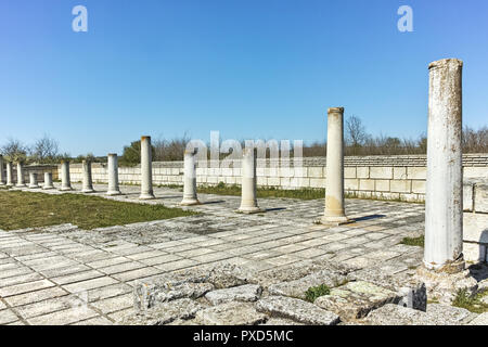 Ruinen der großen Basilika in der Nähe der Hauptstadt des Ersten Bulgarischen Reiches Pliska, Bulgarien Stockfoto