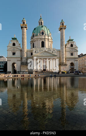 Wien, Österreich - 16 September, 2018: die Menschen an der Karlskirche, die Karlskirche in Wien ruht. Die Kirche wurde 173 geweiht Stockfoto