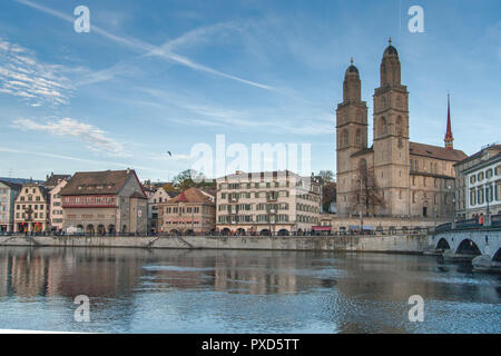 Zürich, Schweiz - 28. OKTOBER 2015: Sonnenuntergang Grossmünster Kirche in der Limmat, Stadt Zürich, Schweiz Stockfoto