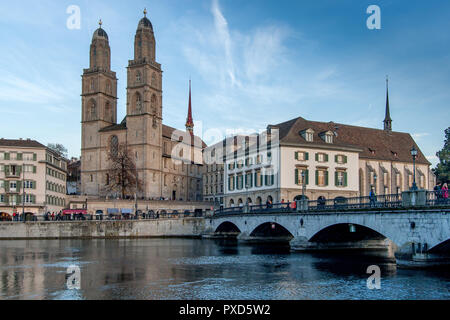 Zürich, Schweiz - 28. OKTOBER 2015: Sonnenuntergang Grossmünster Kirche in der Limmat, Stadt Zürich, Schweiz Stockfoto
