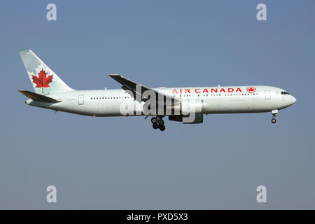 Air Canada Boeing 767-300 (alte Livery) mit Registrierung C-GEOU auf kurze letzte für die Piste 01 des Flughafens Brüssel. Stockfoto