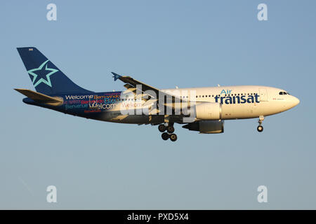 Canadian Air Transat Airbus A310-300 mit der Registrierung C-GTSH auf kurze letzte für die Piste 01 des Flughafens Brüssel. Stockfoto