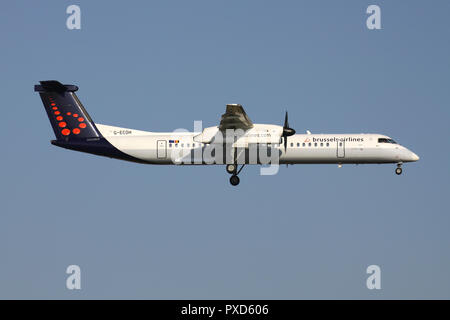 Britische flybe Bombardier Dash 8 Q400 in Brussels Airlines Lackierung mit der Registrierung G-Weitwurfsprinkler für normales Risiko auf kurze letzte für die Piste 01 des Flughafens Brüssel. Stockfoto