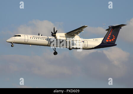 Britische flybe Bombardier Dash 8 Q400 in Brussels Airlines Lackierung mit der Registrierung G-JECY auf kurze letzte für die Piste 01 des Flughafens Brüssel. Stockfoto