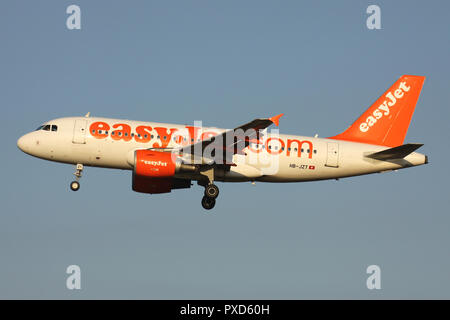 EasyJet Switzerland Airbus A319-100 (alte Livery) mit der Immatrikulation HB-JZT auf kurze letzte für die Piste 01 des Flughafens Brüssel. Stockfoto
