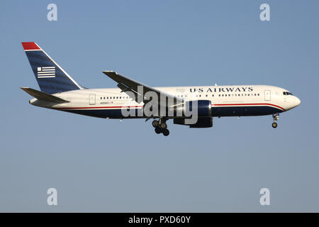 US Airways Boeing 767-200 mit der Registrierung N256AY auf kurze letzte für die Piste 01 des Flughafens Brüssel. Stockfoto