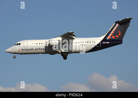 Belgische Brussels Airlines Avro RJ100 mit der Registrierung OO-DWI auf kurze letzte für die Piste 01 des Flughafens Brüssel. Stockfoto