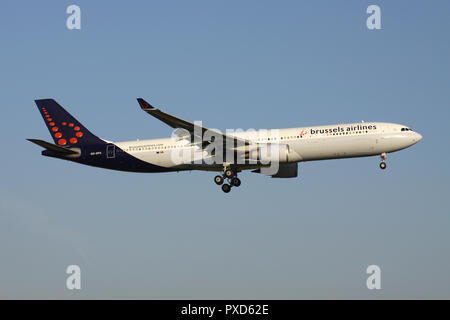 Belgische Brussels Airlines Airbus A330-300 mit der Registrierung OO-SFO auf kurze letzte für die Piste 01 des Flughafens Brüssel. Stockfoto