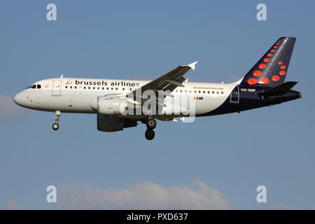 Belgische Brussels Airlines Airbus A319-100 mit der Registrierung OO-SSP auf kurze letzte für die Piste 01 des Flughafens Brüssel. Stockfoto