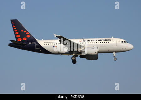 Belgische Brussels Airlines Airbus A319-100 mit der Registrierung OO-SSQ auf kurze letzte für die Piste 01 des Flughafens Brüssel. Stockfoto
