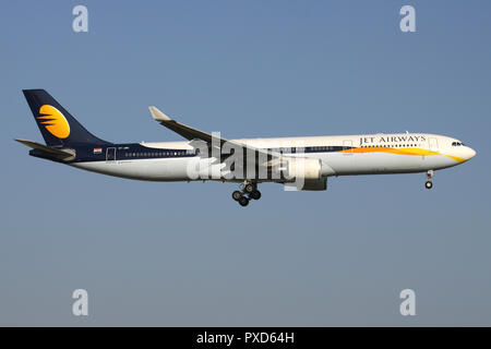 Der indischen Jet Airways Airbus A330-300 mit der Registrierung VT-JWU auf kurze letzte für die Piste 01 des Flughafens Brüssel. Stockfoto