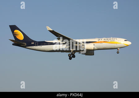 Der indischen Jet Airways Airbus A330-200 mit der Registrierung VT-JWP auf kurze letzte für die Piste 01 des Flughafens Brüssel. Stockfoto