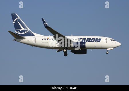 Die rumänische Tarom Boeing737-700 mit Registrierung YR-BGI auf kurze letzte für die Piste 01 des Flughafens Brüssel. Stockfoto