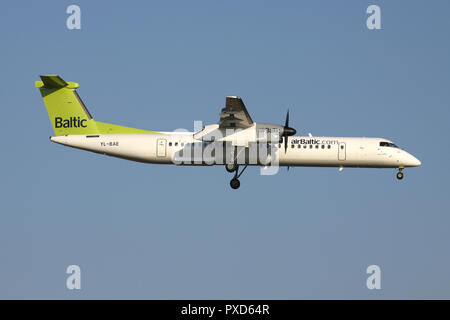 Lettische airBaltic Bombardier Dash 8 Q400 mit der Registrierung YL-BAE auf kurze letzte für die Piste 01 des Flughafens Brüssel. Stockfoto