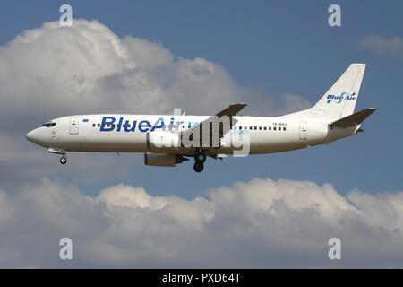 Rumänische Blue Air Boeing737-400 in Weiß BlueAirweb Livree mit Registrierung YR-BAO auf kurze letzte für die Piste 01 des Flughafens Brüssel. Stockfoto
