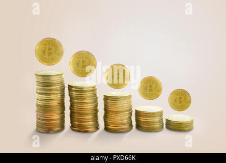 Konzept fallenden Chart mit goldenen Bitcoin. Auf rosa Pastell minimalen Hintergrund Stockfoto