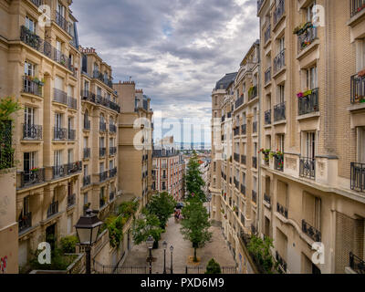 Paris, Frankreich, 12. August 2018: Ansicht der modernen Wohngebäuden in Montmartre in Paris. Stockfoto