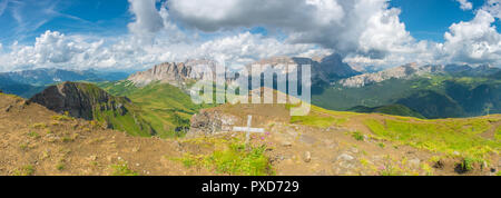 Spektakuläre 360° Ansicht vom Col di Lana Gipfel in der italienischen Dolomiten, mit weiten Blick über Berge, Täler und Wälder. War Memorial cross. Stockfoto