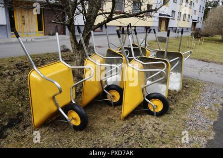 Menge von leeren neuen gelb Garten Schubkarren im Hof Stockfoto