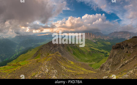 Herrliche Panoramasicht auf eine bunte, lebendige Sonnenuntergang auf einer Bergspitze in Italien der Alpen, Dolomiten. Gemalten Himmel bei Sonnenuntergang, Bergketten, Wolken. Stockfoto