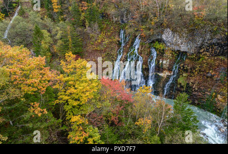 Schöne Shirahige Wasserfall und bunten Baum im Herbst, Biei, Hokkaido, Japan Stockfoto