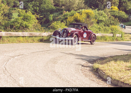 PESARO COLLE SAN BARTOLO, Italien, 17. Mai - 2018: Alfa Romeo 6C 2300 PESCARA SPIDER 1935 auf einem alten Rennwagen Rallye Mille Miglia 2018 die berühmte i Stockfoto