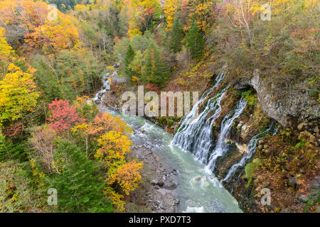 Schöne Shirahige Wasserfall und bunten Baum im Herbst, Biei, Hokkaido, Japan Stockfoto