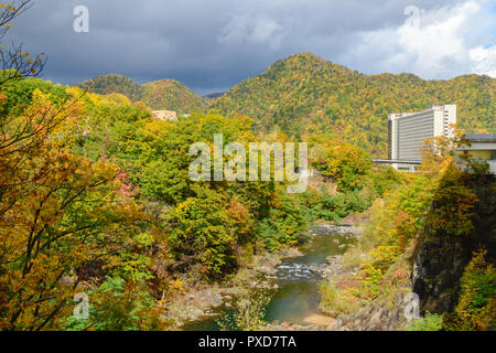 Bunte Wald auf Herbst in Jozankei, der berühmten plase in Hokkaido, Japan. Stockfoto