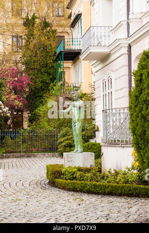 Salzburg, Österreich - 13. April 2018: Die lebensgroße Statue des berühmten Dirigenten Herbert von Karajan im Garten seines Geburtshaus am Elisabethkai. Stockfoto