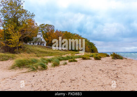 Alte Mission Point Lighthouse an einem Herbsttag. Traverse City, Michigan, USA. Stockfoto