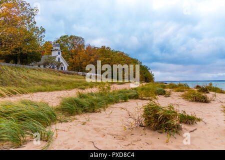 Alte Mission Point Lighthouse an einem Herbsttag. Traverse City, Michigan, USA. Stockfoto