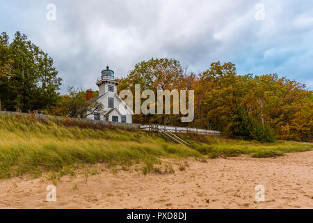 Alte Mission Point Lighthouse an einem Herbsttag. Traverse City, Michigan, USA. Stockfoto