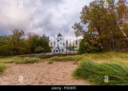 Alte Mission Point Lighthouse an einem Herbsttag. Traverse City, Michigan, USA. Stockfoto