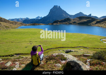 Eine Frau Wanderer ein Bild aus dem Pic Ossau, Frankreich Stockfoto