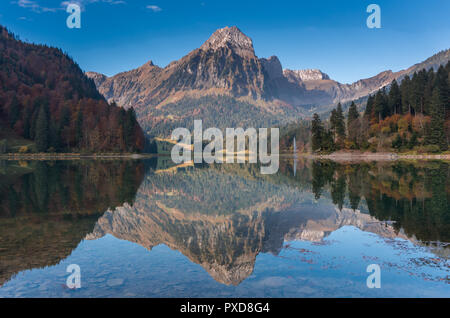 Herbst Farbe Berglandschaft und den See in den Schweizer Alpen Stockfoto